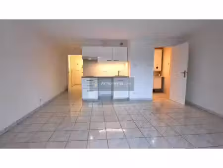 location appartement 1 pièces 30 m2 à saint-aygulf