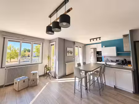 maison de ville rénovée avec garages et grange – lezoux