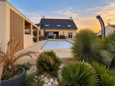 maison d’exception de 244 m²  piscine chauffée et pool house