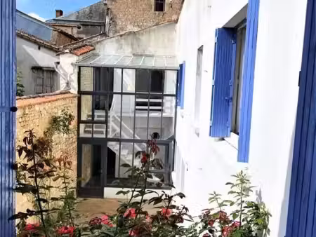 atelier d'artiste  bien atypique au cœur de la ville de fontenay le comte
