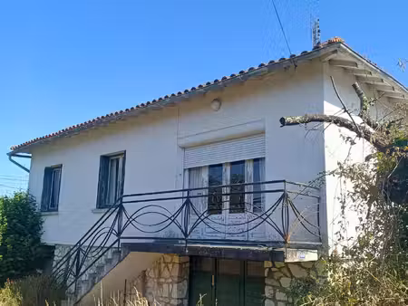 maison de ville avec grand jardin. garage.