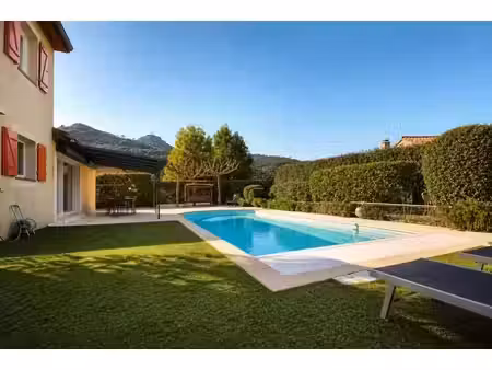 maison de 6 pièces de 130 m² à vallon-pont-d’arc
