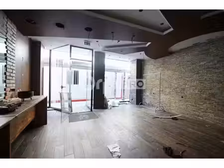 location commerce 128m²
