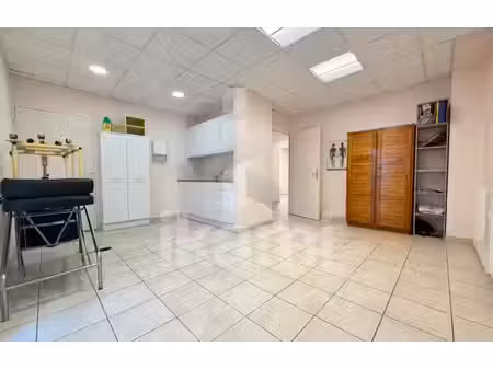 local commercial de 50 m² à salles - 800 €