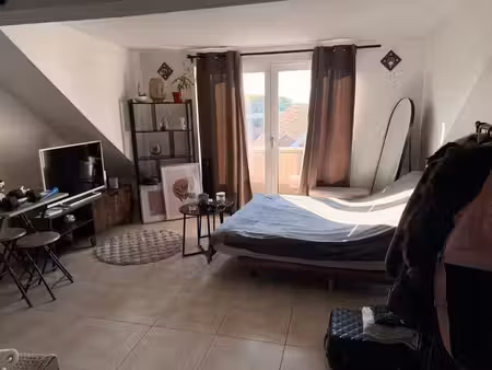 jolie studio très bien situé dans immeuble récent