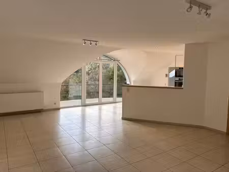 penthouse 2 chambres à louer 1.250e/mois à embourg