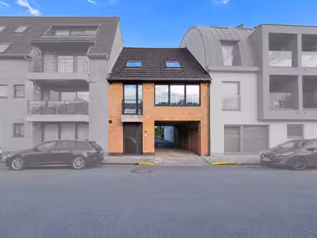 maison prête à emménager avec un grand garage dans le centre