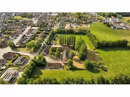 exceptionnelle ferme carrée sur +/- 27000m²