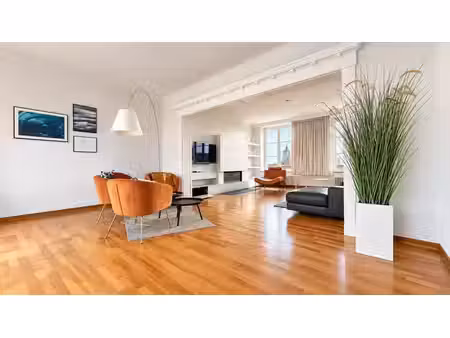 stijlvol gemeubeld appartement hartje brugge met autostan...