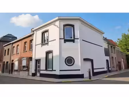 karaktervolle hoekwoning met enorm potentieel in hartje d...