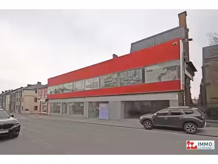 imposant immeuble commercial