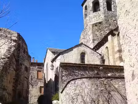 batiment atypique a restaurer dans un fort villageois