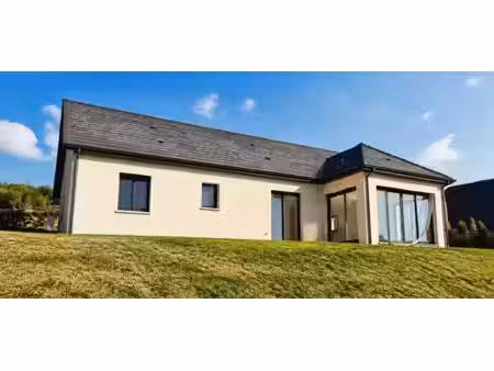 maison de construction récente de plain-pied  5 pièces de 135 m² à tauves