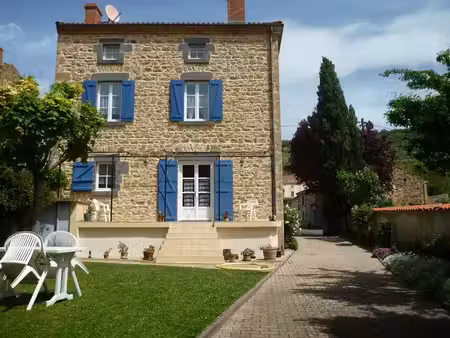 maison de 9 pièces   200 m²   avec dépendance  terrain clos
