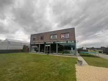 zeer ruim 3 slaapkamer appartement in rustige omgeving