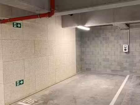 place de parking souterraine avec borne de recharge 22 kw