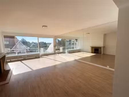 très bel appartement situé sur la kustlaan avec une magni...