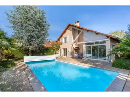 maison de 8 pièces de 178 m² à la tour-de-salvagny