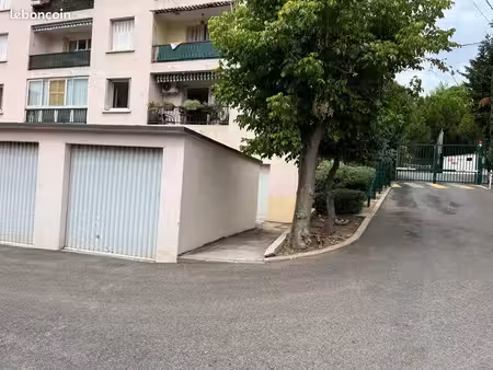 loue garage fermé