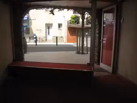mur et local commercial vide.