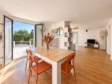 appartement charmant accompagné de sa terrasse de 200m2