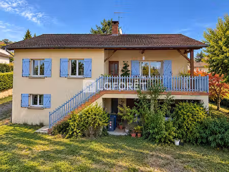 maison traditionnelle  4 chambres avec jardin de plus de 800 m² à st laurent de chamousset