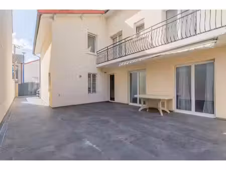 maison 6 chambres de 182m2 sur un terrain de 323m2