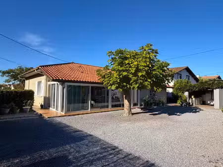 maison de plain pied de 5 pièces de 136m2 (idéal activité professionnelle) proche des comm