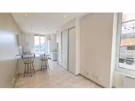 coquet studio de 27m2   5 quai perrache  disponible le 23/11 !