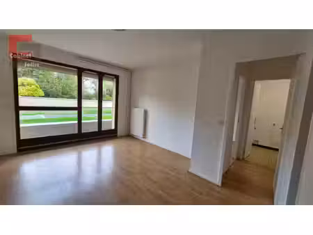 t2 en rdc de 39 m2 avec balcon  cave et parking proche gar