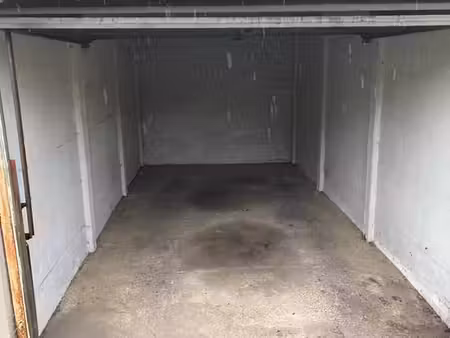 box fermé au centre de braine l'alleud