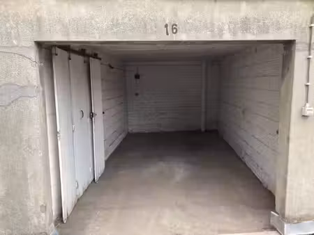 garage box fermé dans cour sécurisée à schaerbeek