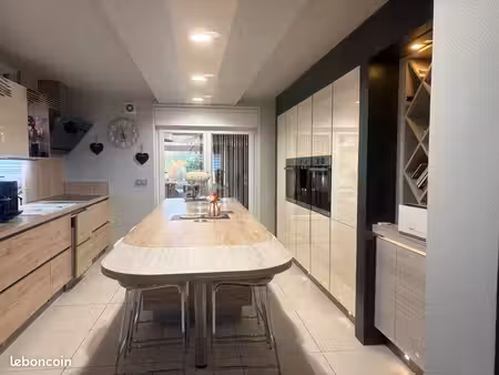maison familiale avec dépendances  piscine et pompe à chaleur