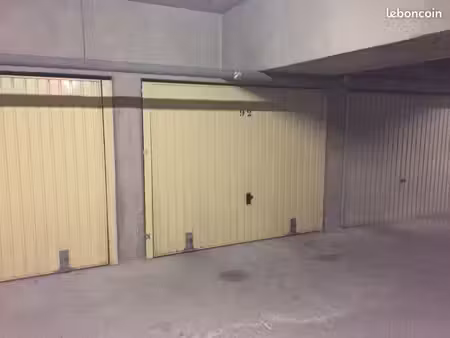 box fermé dans garage sécurisé
