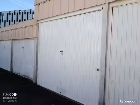 box local grand volume 25+8 m2 + électricité prise  éclairage ( stockage  camping car cara