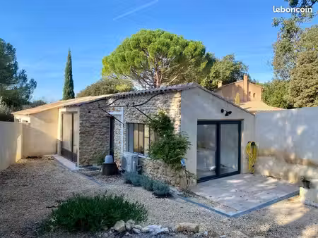 uzes - location maison 2 pièces avec jardin et accès piscine