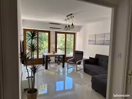 t2 meublé 55 m² climatisé avec balcon – castellane  fibre incluse