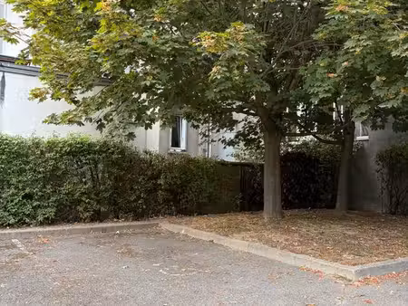 grande place de parking dans une résidence sécurisée