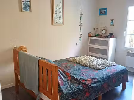 belle chambre dans maison avec grand jardin arboré