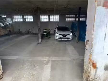 place parking hangar sécurisé avec caméra