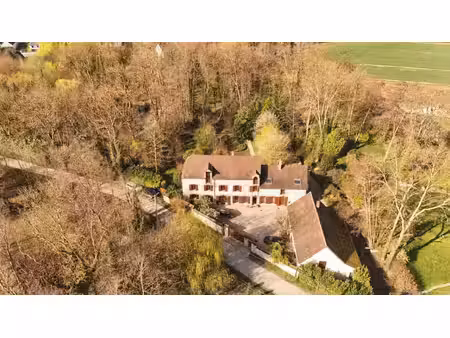 au cœur d’un domaine clos de 1 5 hectare  ce moulin rénové offre un cadre unique entre éta