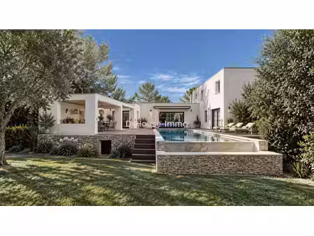 villa contemporaine avec piscine à débordement  dans un écrin de verdure