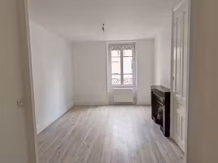 vends t1bis rénové 33.8 m² + cave (proche montchat / tram t3)