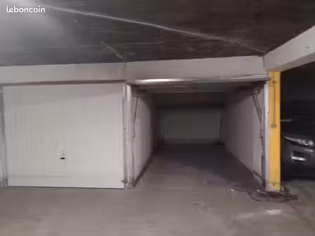 vente garage fermé gratte ciel