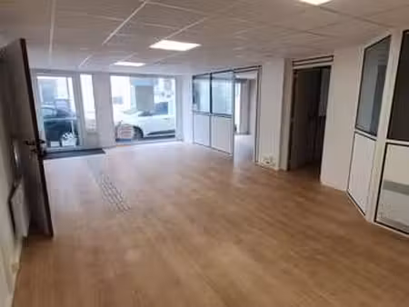 location bureaux et commerces aux sables-d'olonne (85100) : à louer / 95m² les sables-d'ol