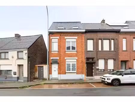 maison de rangée rénovée idéalement situé avec grand jardin.