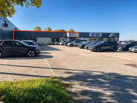 surface commerciale de 1 815 m² avec parking à heers