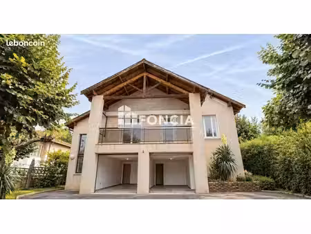 maison individuelle avec jardin et double garage au cœur de neuville-sur-saône