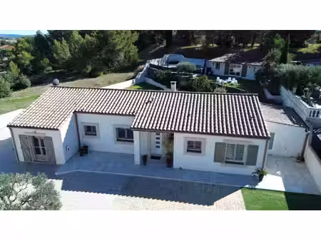 superbe villa avec piscine et vue imprenable sur le village
