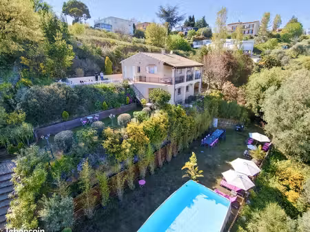 villa 4 pièces 181 m²
